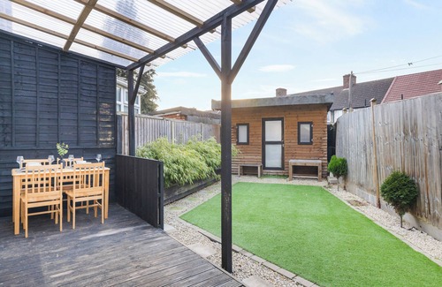 Alibon House | Luxury, cozy 4 Bedroom home in London with garden. Perfect for your next stay.