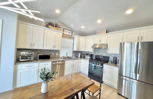 West Valley City House | Luxury, Cozy & Modern Home, 3 BR, 4 King beds, Central location