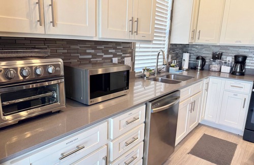 West Valley City House | Luxury, Cozy & Modern Home, 3 BR, 4 King beds, Central location