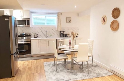 McKenzie Towne House | Luxury Cozy Suite 20min to Downtown Stampede +free Wifi+ Free Parking