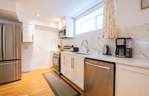 McKenzie Towne House | Luxury Cozy Suite 20min to Downtown Stampede +free Wifi+ Free Parking