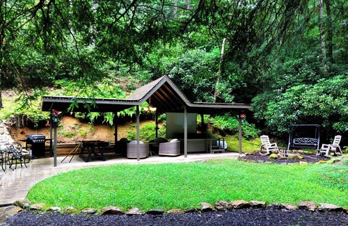 Gatlinburg - Pigeon Forge Cottage | LUXURY Creekside Story Book Cottage 5 Secluded Acres of Lush FOREST & STREAMS