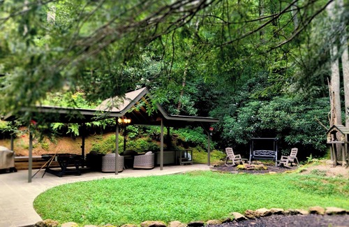 Gatlinburg - Pigeon Forge Cottage | LUXURY Creekside Story Book Cottage 5 Secluded Acres of Lush FOREST & STREAMS