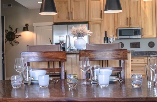 Quincy House | Luxury Crescent Bar Home close to The Gorge, Misson Ridge on the Columbia River