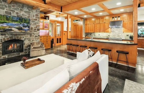 Cle Elum House | Luxury custom-built private mountain getaway with trail access