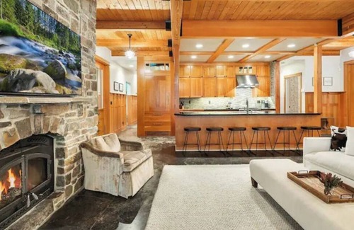 Cle Elum House | Luxury custom-built private mountain getaway with trail access