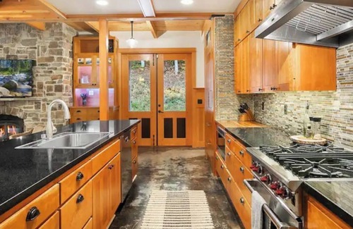 Cle Elum House | Luxury custom-built private mountain getaway with trail access