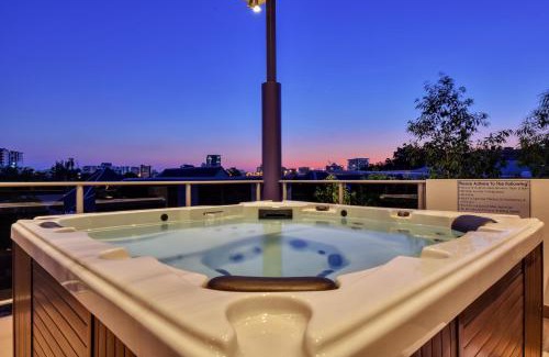 Stuart Park House | Luxury Darwin City Lights Jacuzzi Central Location Large House New Furnishings