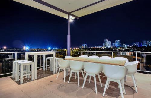 Stuart Park House | Luxury Darwin City Lights Jacuzzi Central Location Large House New Furnishings