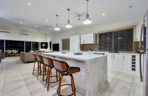 Stuart Park House | Luxury Darwin City Lights Jacuzzi Central Location Large House New Furnishings