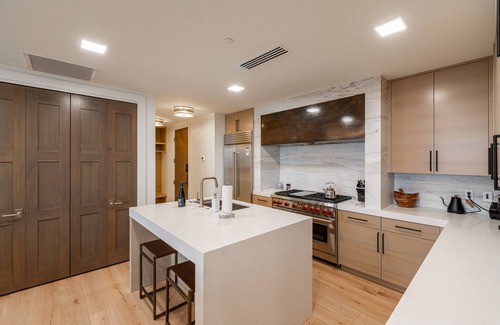 Deer Valley Condo | Luxury Deer Valley Condo, Large Balcony, BBQ, Firepit, Hot Tub, Walk to Hiking & Biking Trails