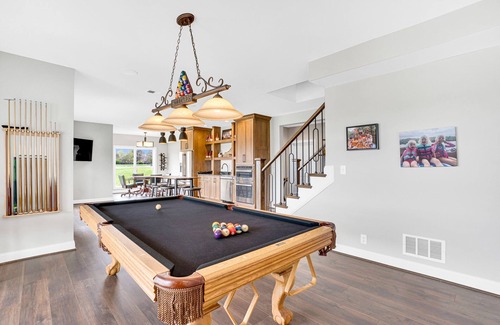 Buechel House | Luxury Derby Rental with Hot Tub! Sleeps 8