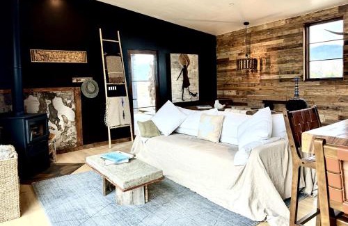 Lone Pine Apartment | Luxury Design Rental with Breathtaking Mountain Views in Lone Pine, California