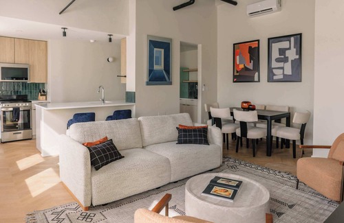 Rush and Division Apartment | Luxury Designer Penthouse | Gold Coast/Old Town