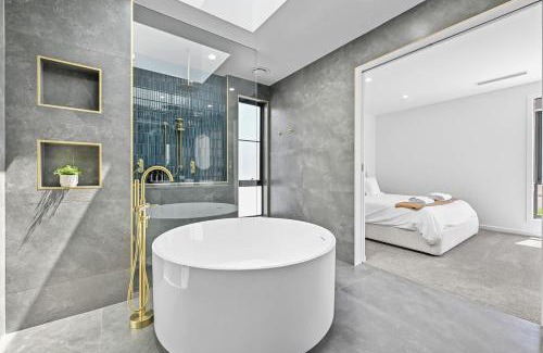 Calare House | Luxury Designer Retreat - Modern, Entertainer