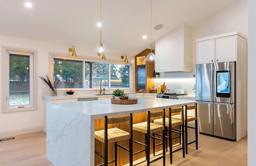 Caledonia House | Luxury Designer White House Retreat w/Hottub, 20 mins from downtown Hamilton