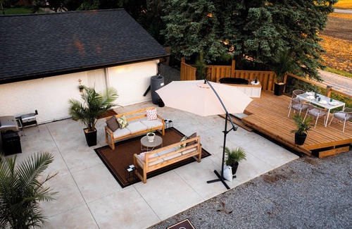 Caledonia House | Luxury Designer White House Retreat w/Hottub, 20 mins from downtown Hamilton