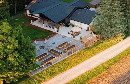 Caledonia House | Luxury Designer White House Retreat w/Hottub, 20 mins from downtown Hamilton