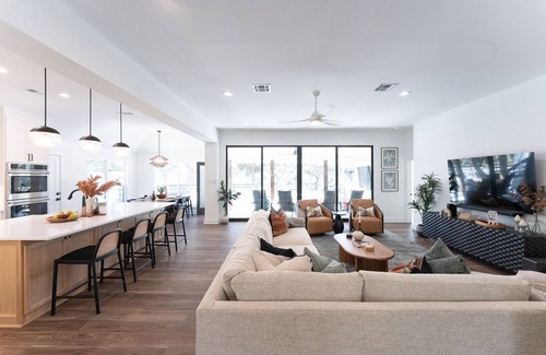Austin House | Luxury Dining & Outdoor Oasis: New Kitchen & Poolside Retreat Perfect for Groups