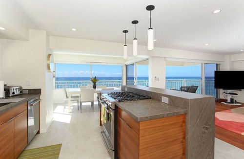 Waikiki Condo | LUXURY DIRECT OCEANFRONT! Fully Renovated! Free Parking! Sleeps 6