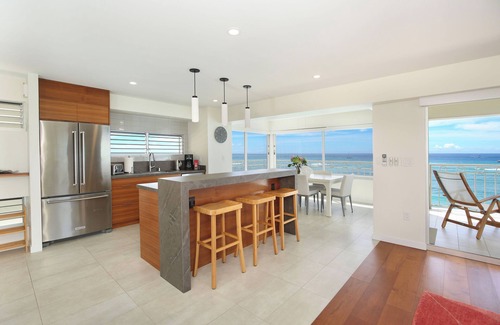 Waikiki Condo | LUXURY DIRECT OCEANFRONT! Fully Renovated! Free Parking! Sleeps 6