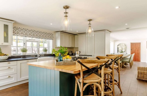 Shipton under Wychwood Cottage | Luxury dog friendly holiday cottage in the Cotswolds with a hot tub - Shaven Cottage