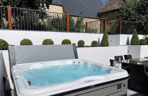 Shipton under Wychwood Cottage | Luxury dog friendly holiday cottage in the Cotswolds with a hot tub - Shaven Cottage