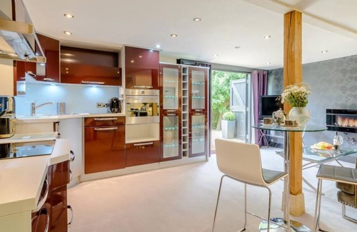Charlton-on-Otmoor House | Luxury, dog friendly cottage, hot tub & short stroll to pub …& resident alpaca!