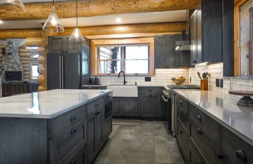 Homestead Hills House | Luxury, Dog-Friendly Cabin w/Huge Mountain Views!, Luxury, Dog-Friendly Cabin w/Huge Mountain Views