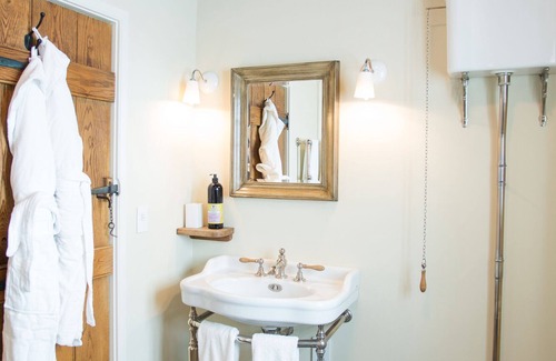 Edington Bed & Breakfast | Luxury Double Ensuite Priory at The Three Daggers
