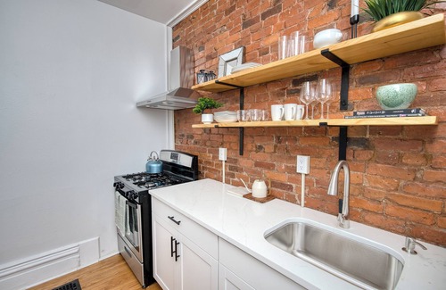 Troy Apartment | Luxury Downtown 2 bd w/Backyard, grill