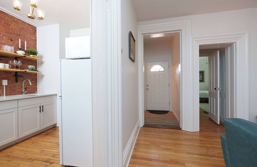 Troy Apartment | Luxury Downtown 2 bd w/Backyard, grill