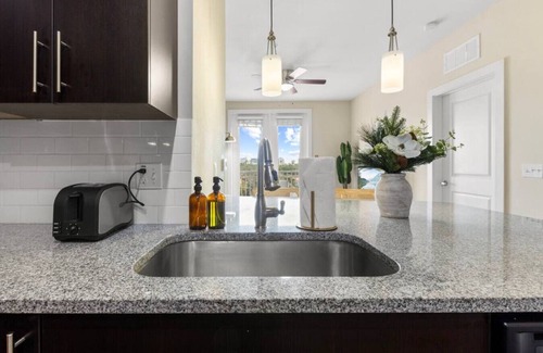 Courier City - Oscawana Apartment | Luxury downtown APT | Pool | gym | FREE parking A