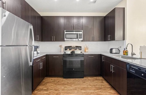 Courier City - Oscawana Apartment | Luxury downtown APT | Pool | gym | FREE parking A