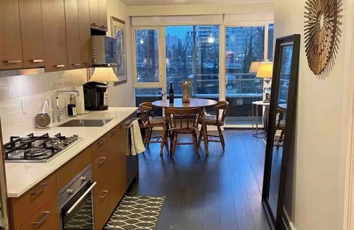 Downtown Vancouver Condo | Luxury Downtown Condo with A/C, Laundry, Parking