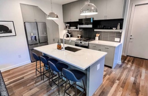 Holly House | Luxury Downtown Home w/Hot Tub Near Lake in Holly