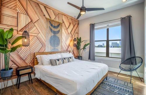 East Downtown Houston House | Luxury Downtown Home w Rooftop Deck in the Skyline