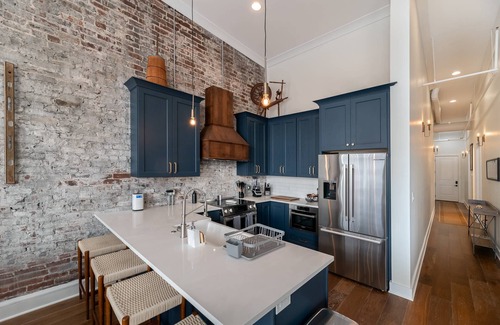 Downtown Knoxville Condo | Luxury Downtown Knoxville Condo 20ft Ceilings, Smart TVs, Walk to Dining, Stadiums Historic Theaters