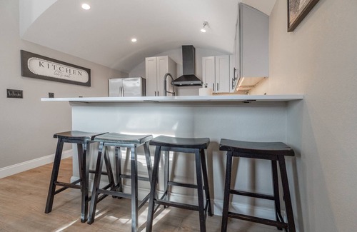 Old City Condo | Luxury Downtown Knoxville Condo 20ft Ceilings, Smart TV, Walk to Dining, Stadiums, Historic Theaters