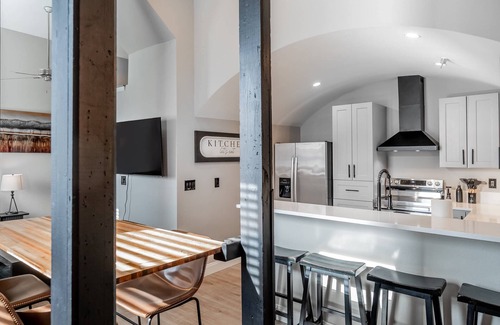 Old City Condo | Luxury Downtown Knoxville Condo 20ft Ceilings, Smart TV, Walk to Dining, Stadiums, Historic Theaters