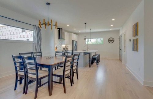 Chestnut Hill Apartment | Luxury Downtown Nashville Rooftop Deck 11 Beds