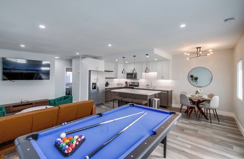 Stockton House | Luxury Downtown Oasis with Spa