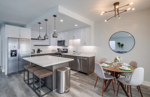 Stockton House | Luxury Downtown Oasis with Spa