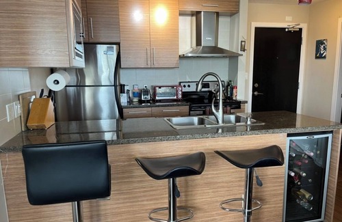 Central Apartment | Luxury Downtown Ocean+Mountain views A/C Comfort nPool/hot tub/sauna/gym