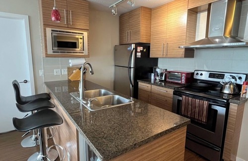 Central Apartment | Luxury Downtown Ocean+Mountain views A/C Comfort nPool/hot tub/sauna/gym