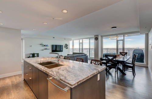 East Village Condo | Luxury Downtown Sub-Penthouse Condo on Riverfront - Near Stampede (1320 sq ft)