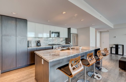 East Village Condo | Luxury Downtown Sub-Penthouse Condo on Riverfront - Near Stampede (1320 sq ft)
