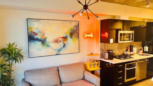 Connaught Apartment | LUXURY Downtown Sunset Getaway - Your Home Away From Home - Fully Stocked Kitchen, Gym, Balcony, FREE PARKING
