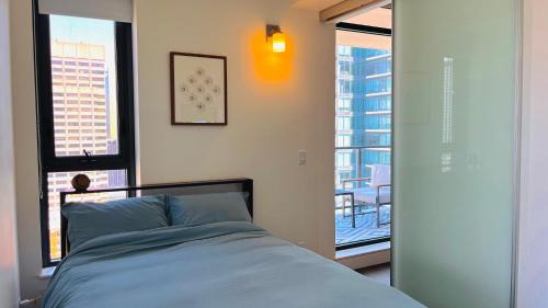 Connaught Apartment | LUXURY Downtown Sunset Getaway - Your Home Away From Home - Fully Stocked Kitchen, Gym, Balcony, FREE PARKING