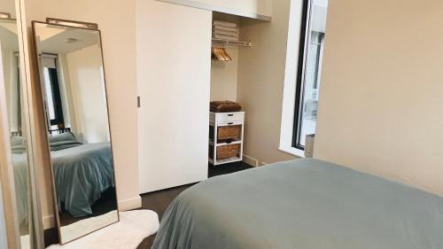 Connaught Apartment | LUXURY Downtown Sunset Getaway - Your Home Away From Home - Fully Stocked Kitchen, Gym, Balcony, FREE PARKING
